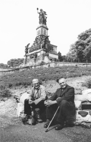 Germania Denkmal 2 unbekannte Personen klein